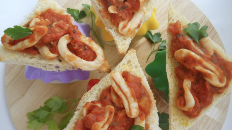 Rețetă: Triunghiuri de pâine prăjită cu inele de calamar şi ghimbir