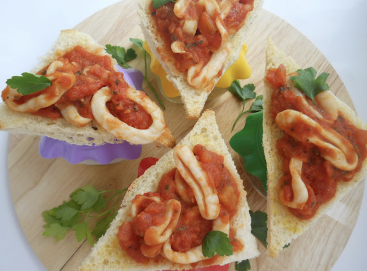 Rețetă: Triunghiuri de pâine prăjită cu inele de calamar şi ghimbir