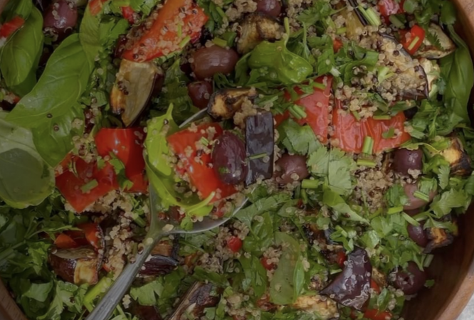 Rețetă pentru o cină de vară perfectă: Salată de quinoa și legume prăjite