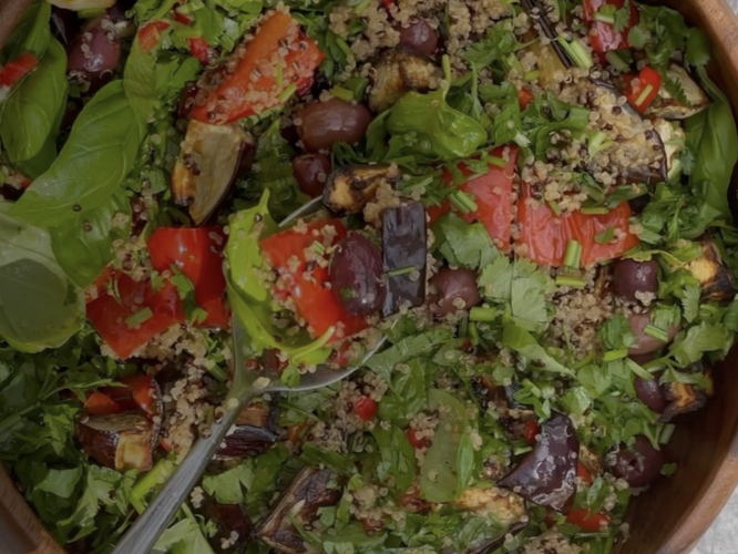 Rețetă pentru o cină de vară perfectă: Salată de quinoa și legume prăjite