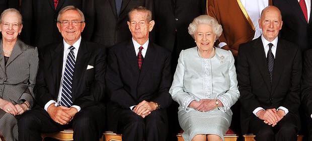 Legătura mai puțin cunoscută a Regelui Mihai cu regina Elisabeta II. Cum a ajuns în cea mai importantă poziție a unei fotografii oficiale