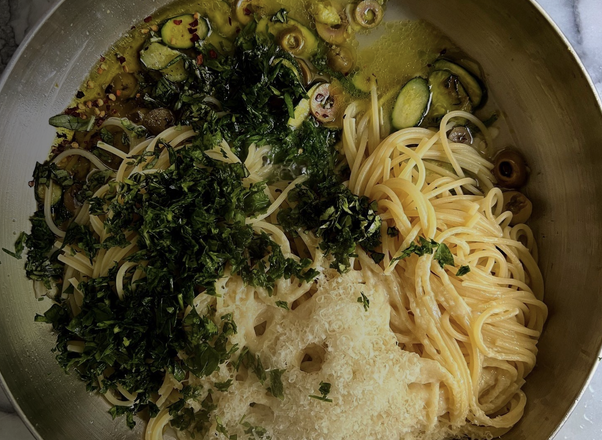 Rețetă de vară: Spaghete cu dovlecei și măsline. Sunt bune chiar și servite reci!