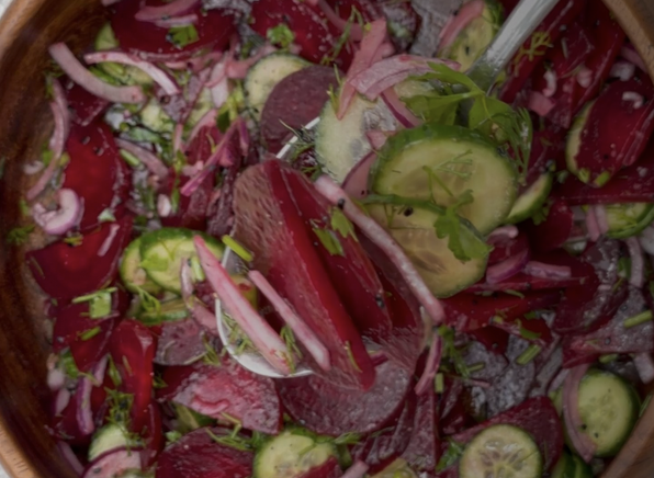 Rețetă în trend! Salată de castraveți și sfeclă roșie