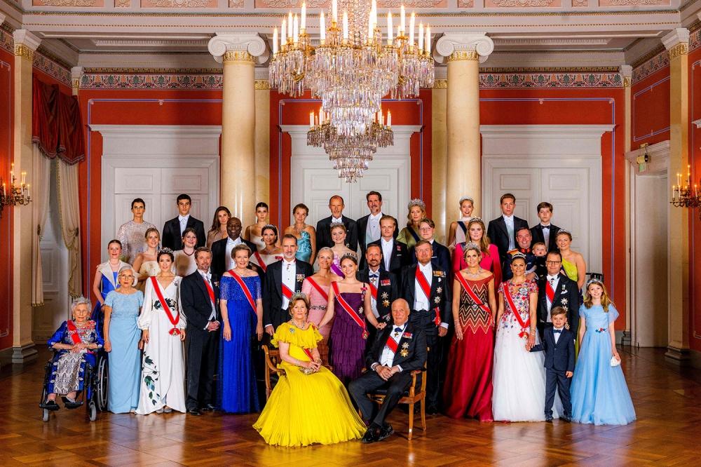 Viitoarele regine ale Europei, adunate la balul prințesei Norvegiei. Abia au serbat majoratul, dar sunt pregătite să conducă lumea