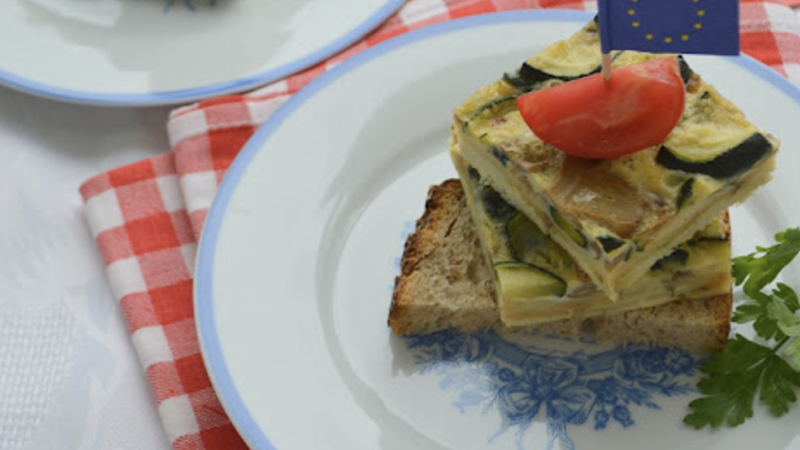 Rețetă pentru aperitive din omletă de cartofi cu zucchini şi ciuperci