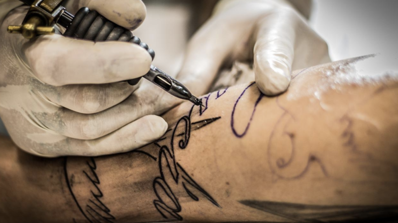 Bancuri trăsnite: Un tip a vrut un tatuaj care să-i placă „toată viața”. Și s-a ales cu…