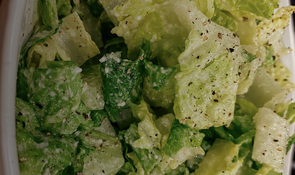 Rețetă pentru un brunch rapid: Salata crocantă cu parmezan și lămâie