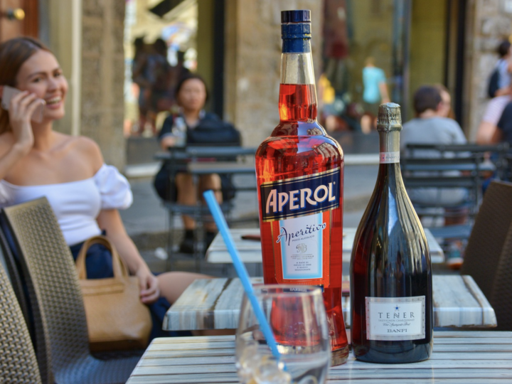 Reguli de finețe: Topul celor mai apetisante băuturi aperitive. Așa se consumă Aperol, Campari, Lilet…