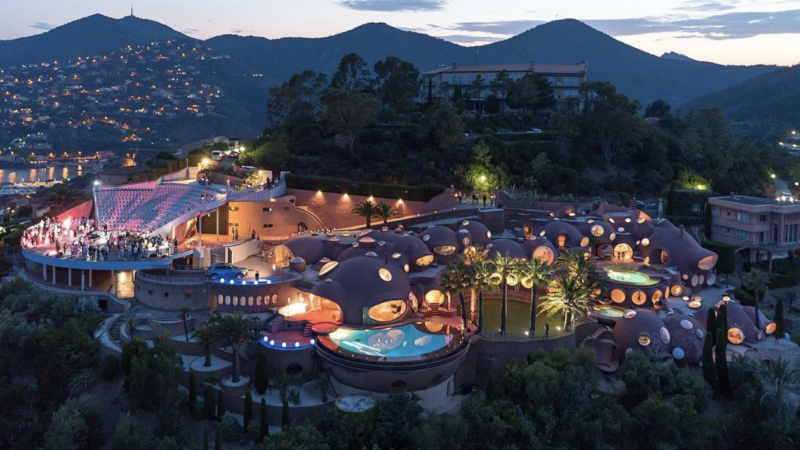 O casă de vacanță ca de pe altă planetă. Cum arată celebrul Palais Bulles al lui Pierre Cardin – Imagini