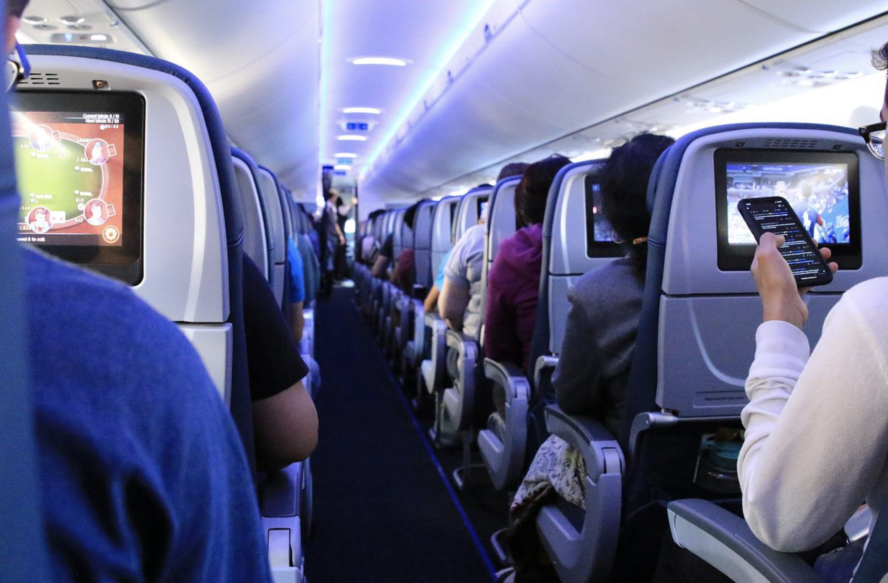 Atenție la sfatul stewardesei: ce nu trebuie să vă lipsească din bagaj, niciodată, atunci când călătoriți