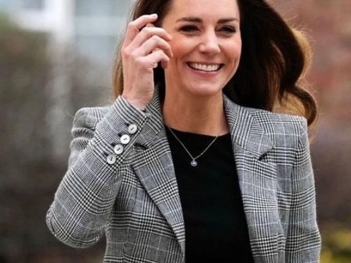 Secret sinistru. Kate Middleton are întotdeauna în bagaje aceste haine