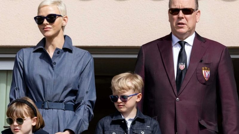 Prințesa Charlene și Prințul Albert de Monaco, întâlnire privată cu Papa Francisc. Prințesa a refuzat „privilegiul albului”, dar a acceptat darul Suveranului Pontif