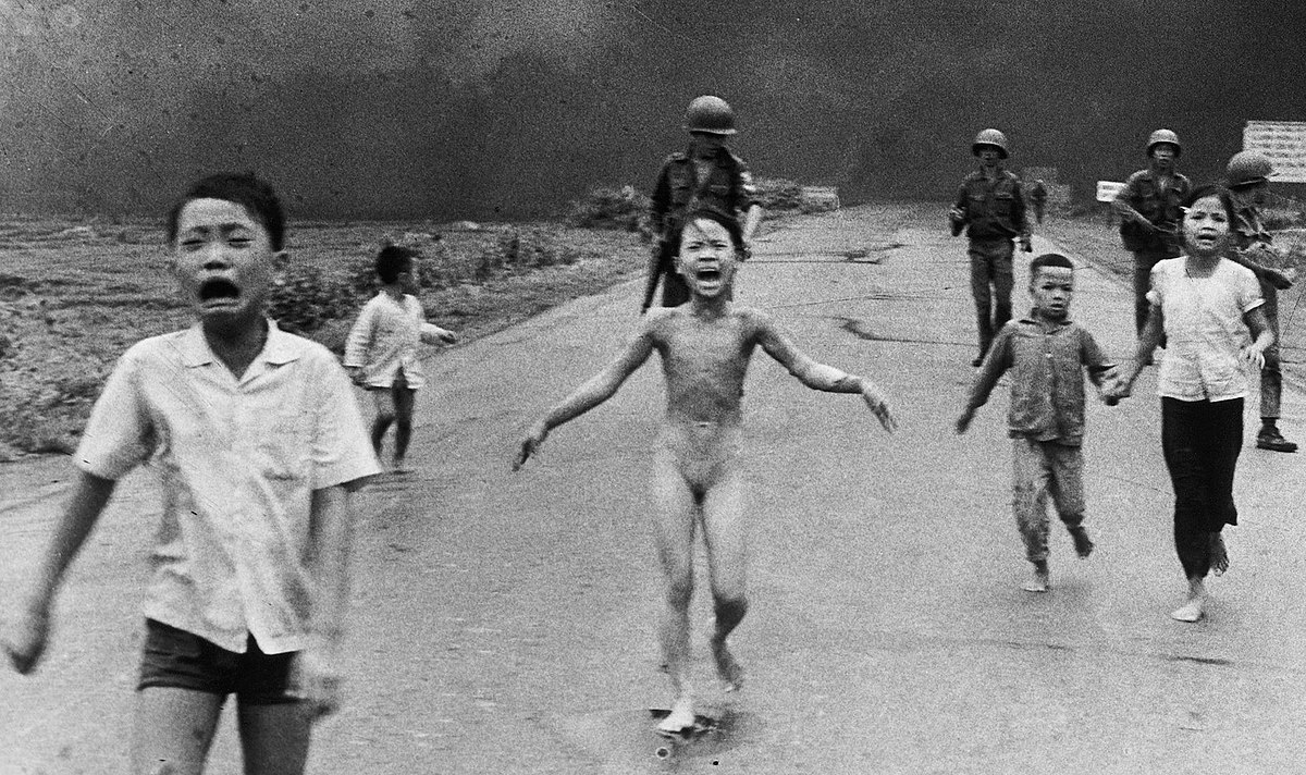 Povestea fetiței arse cu napalm din celebra poză făcută în timpul războiului din Vietnam. Așa arată astăzi
