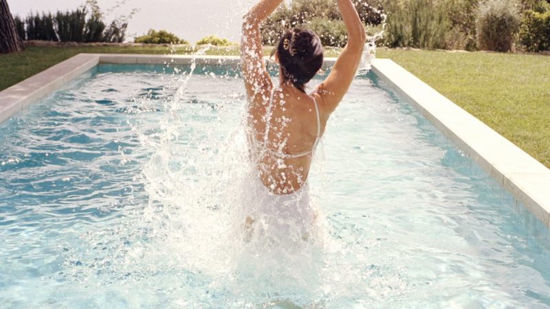 Ședință foto la piscină: Demi Moore, în toată splendoarea. Arată mai bine ca-n tinerețe