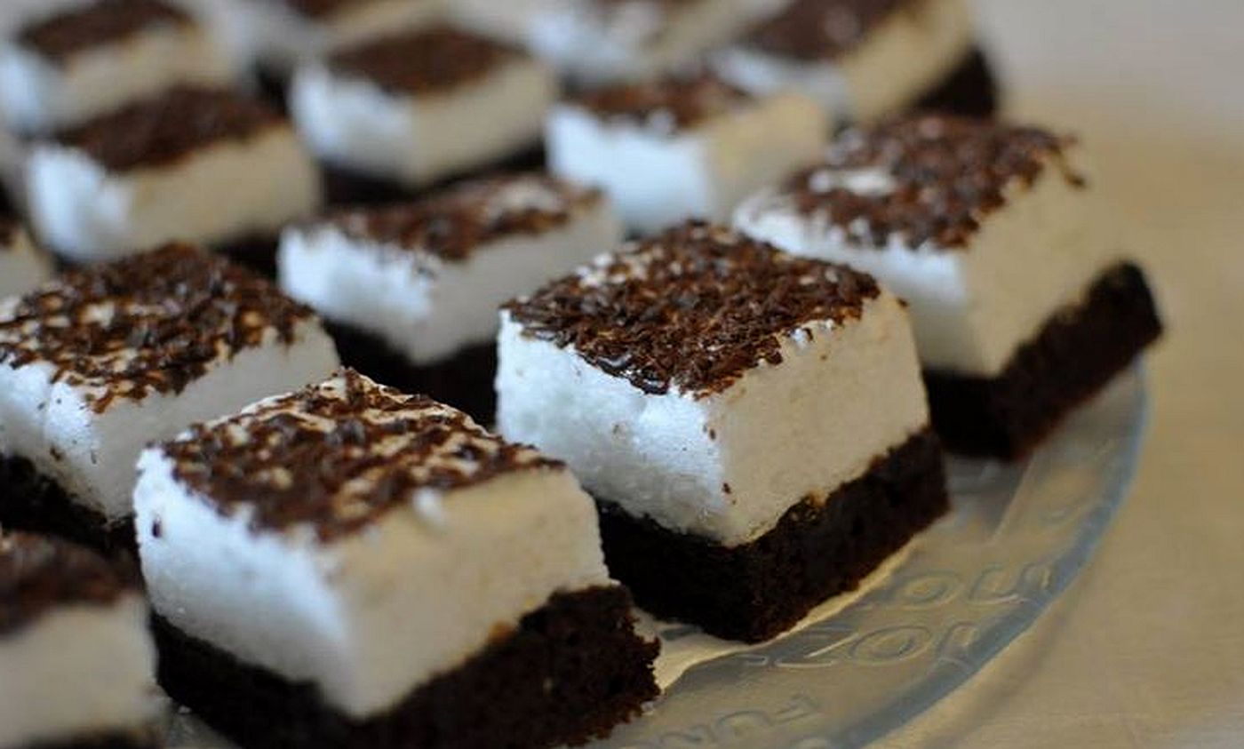 Prăjitura „Dinte de negru”, desertul pe care orice gospodină trebuie să-l încerce în această vară