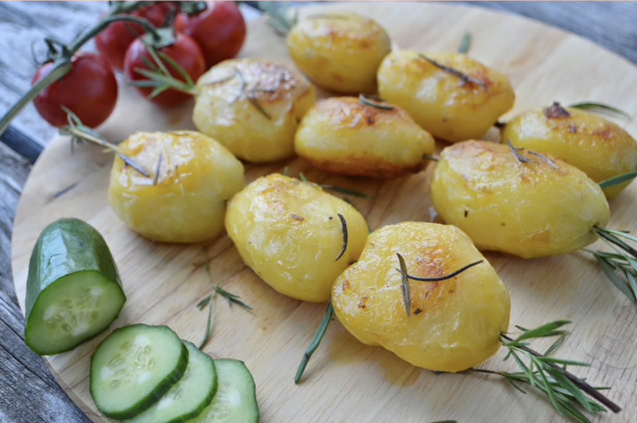 Preparatul din restaurantele de lux care, făcut acasă, costă sub un leu: Frigărui de cartofi noi pe crenguţe de rozmarin