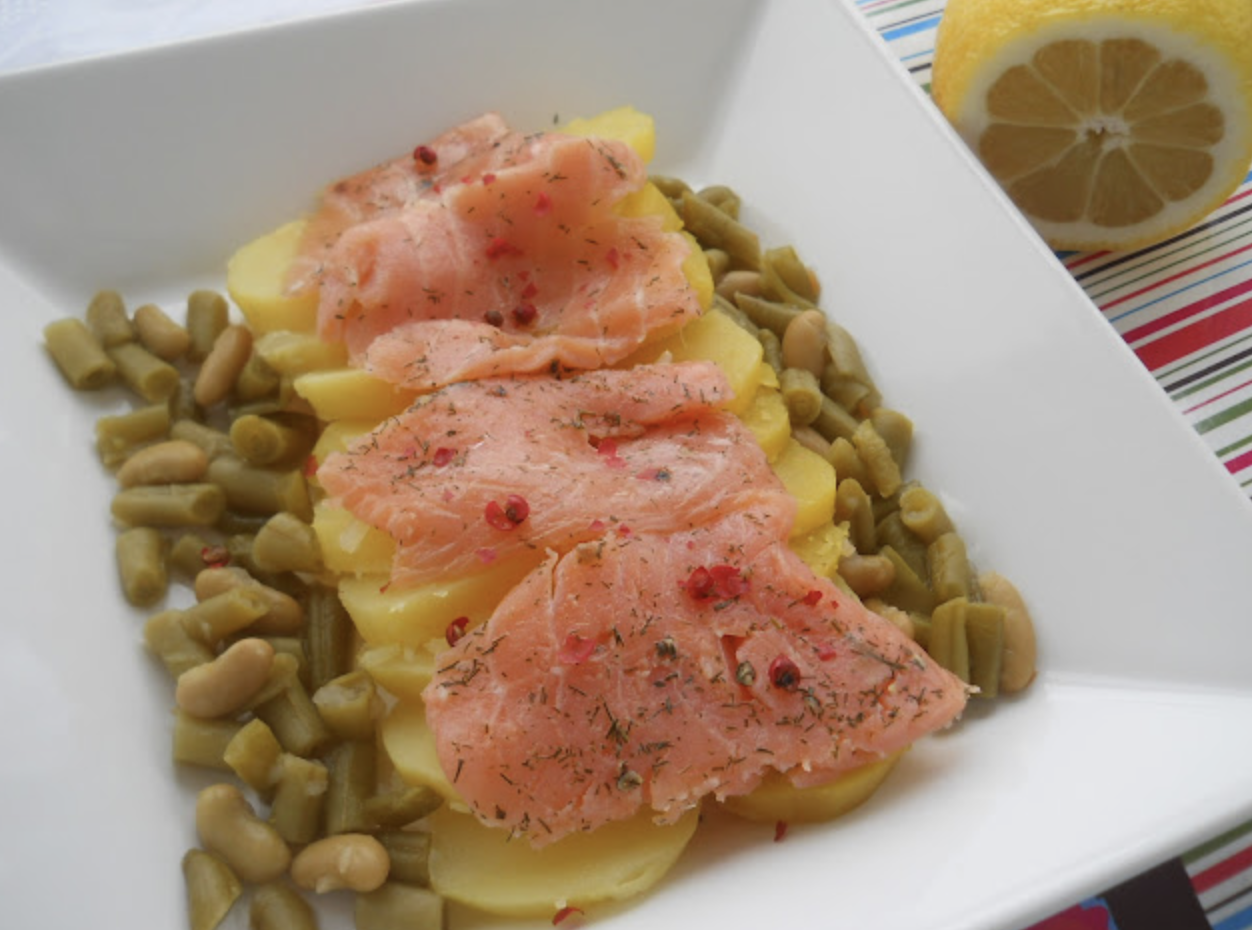 Rețeta zilei: Salata caldă de somon şi cartofi