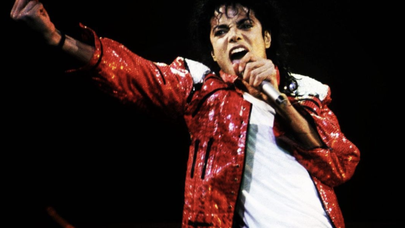 Michael Jackson a folosit 19 acte de identitate false pentru a face rost de medicamentele cu care se droga. Cineva îi ținea evidența