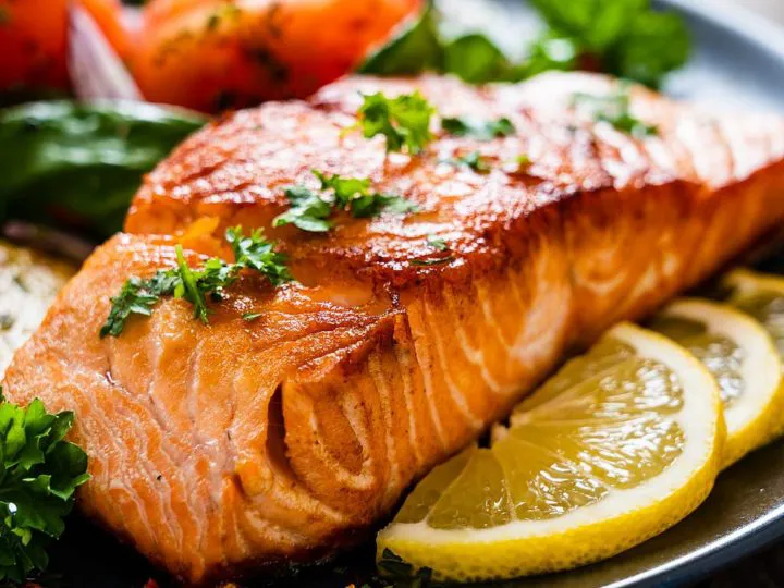 Somon cu sos de lămâie. Care sunt ingredientele care dau combinația perfectă