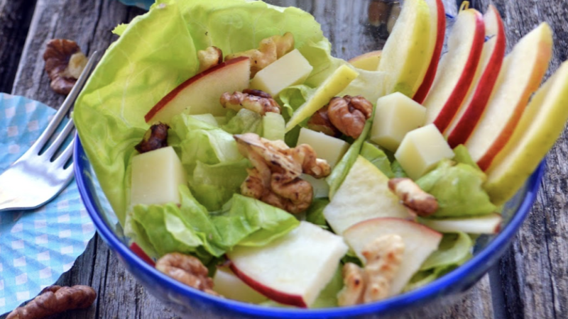 Combinația delicioasă despre care nu știați: salata cu mere! Iată cum se prepară