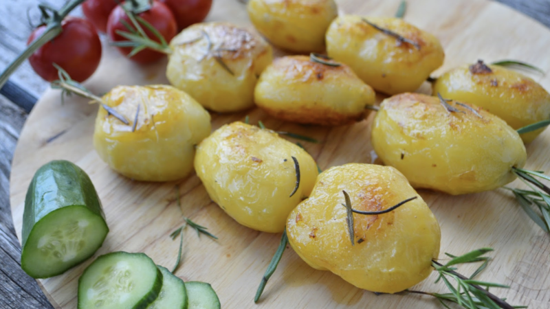 Preparatul din restaurantele de lux care, făcut acasă, costă sub un leu: Frigărui de cartofi noi pe crenguţe de rozmarin