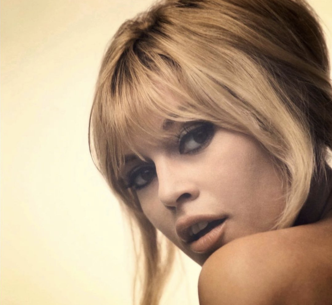Brigitte Bardot: coafurile ei din anii 60 de ani revin în trend. Cum să le realizați, pas cu pas