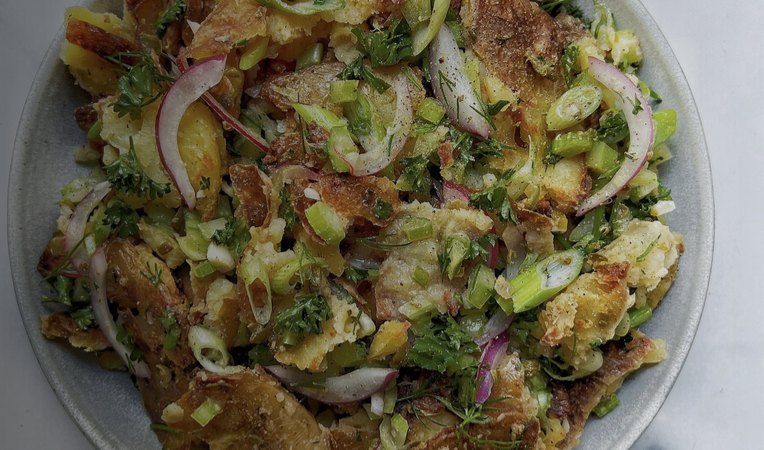 Aromă de weekend: Rețeta fantasticei salate de cartofi copți zdrobiți