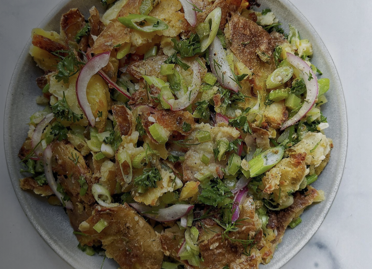 Aromă de weekend: Rețeta fantasticei salate de cartofi copți zdrobiți