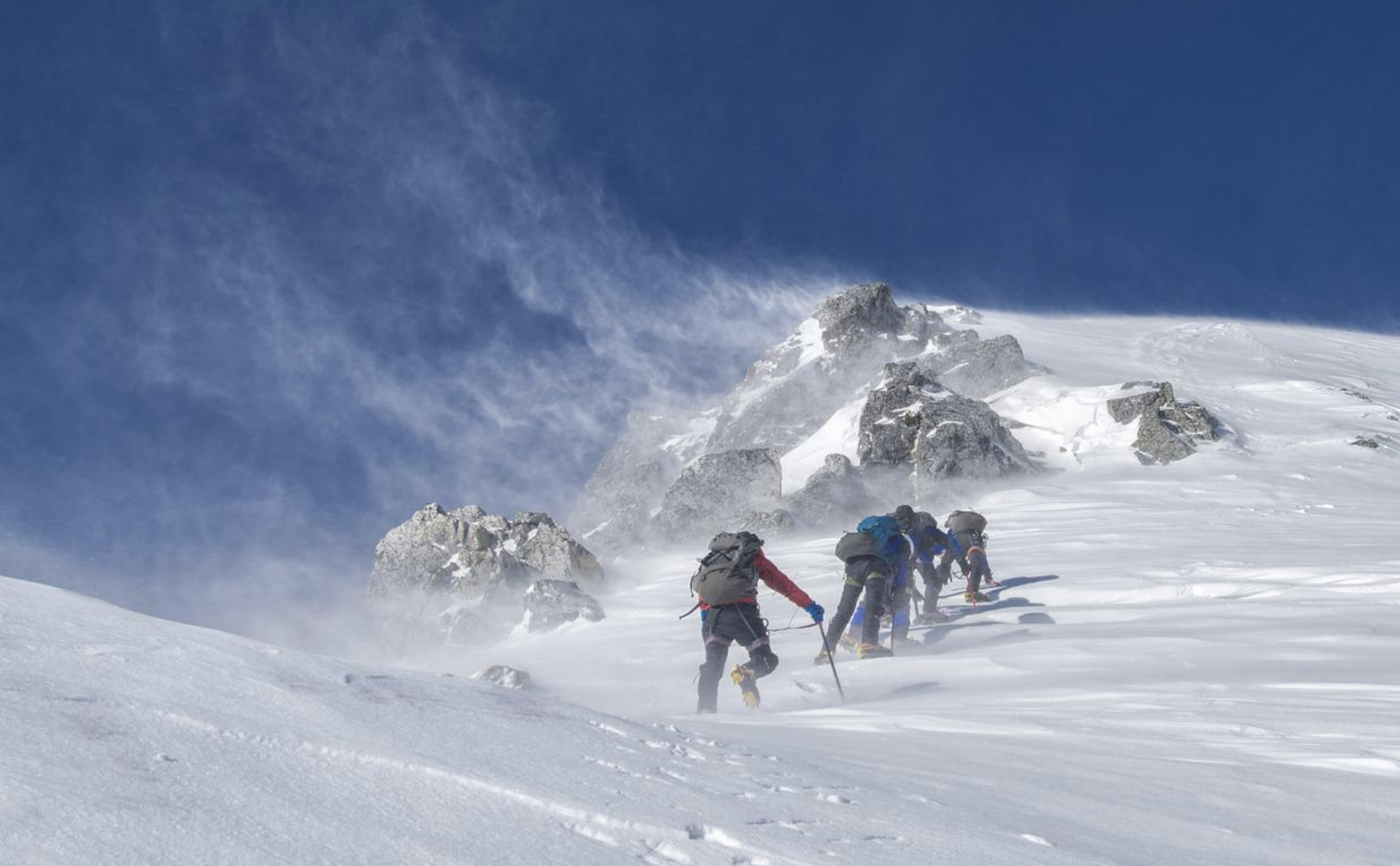 Expediție bântuită pe cel mai înalt vulcan activ din Eurasia. Opt alpiniști au pierit
