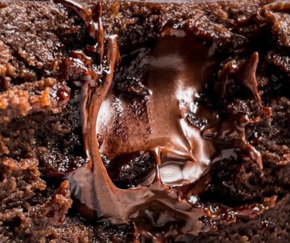 Un desert plin de ciocolată, cremos, gata în 4 minute: budincă – lavă de cacao