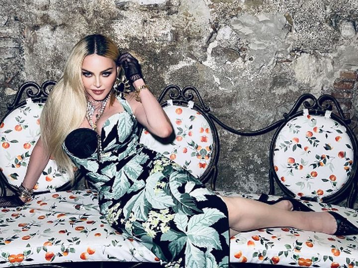 Divele trecute de a doua tinerețe sunt tot mai excentrice. Madonna și Demi Moore în „Topul Șoc”