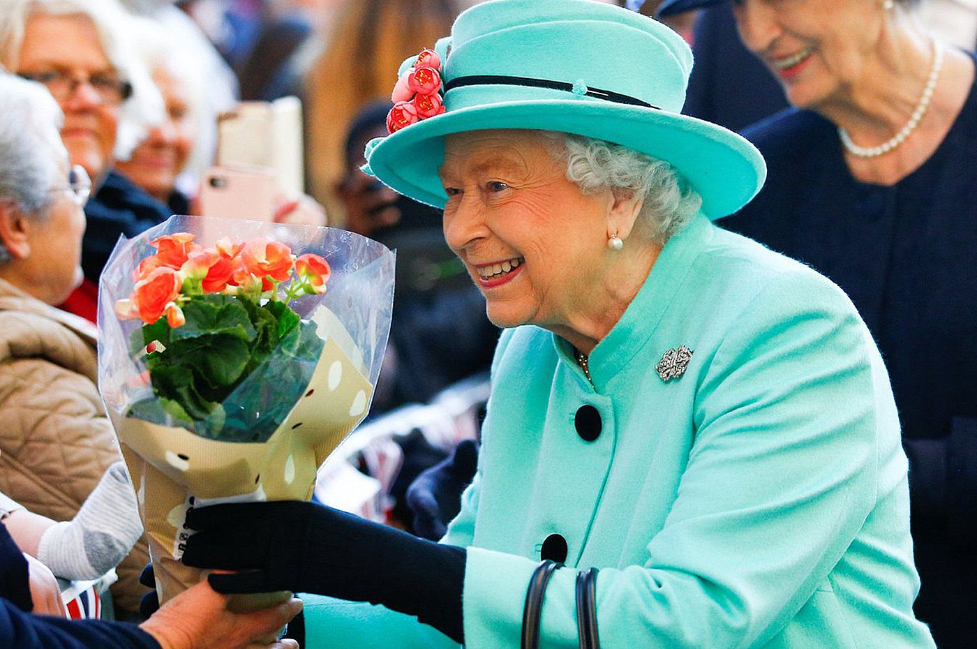 Marea Britanie e în doliu. Oamenii s-au adunat la porțile Palatului Buckingham și au început să cânte „Dumnezeu să o salveze pe regină”