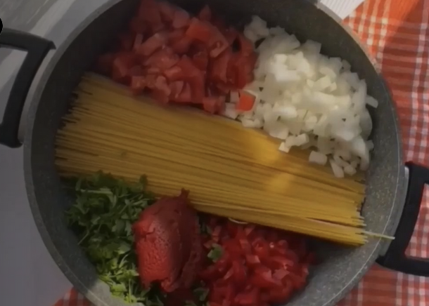 Rețetă de spaghete pentru leneși, se face rapid şi e delicioasă
