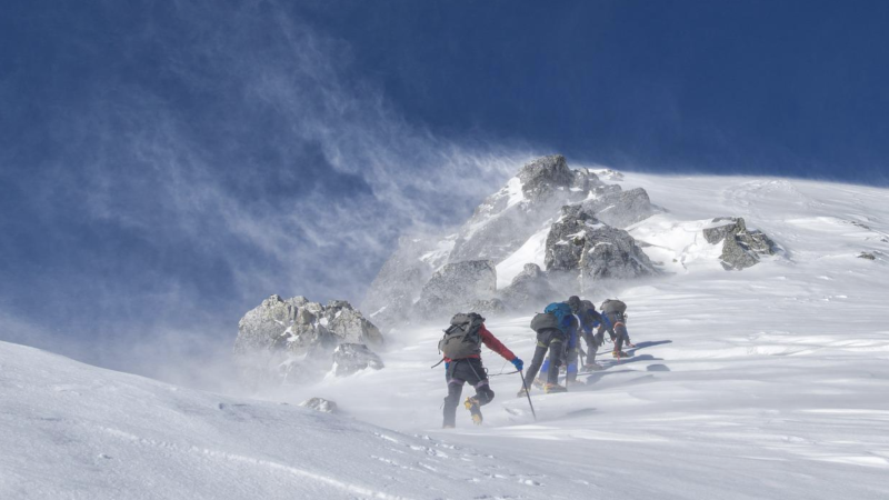 Expediție bântuită pe cel mai înalt vulcan activ din Eurasia. Opt alpiniști au pierit