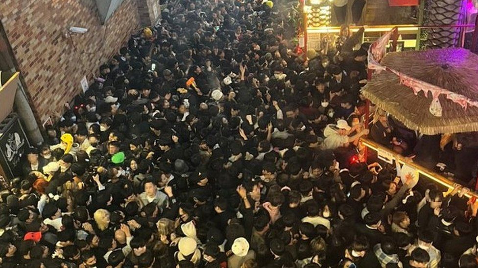 Peste 150 de morți la Seul, striviți de publicul care dorea să vadă o vedetă. E una dintre cele mai absurde și șocante tragedii din istorie
