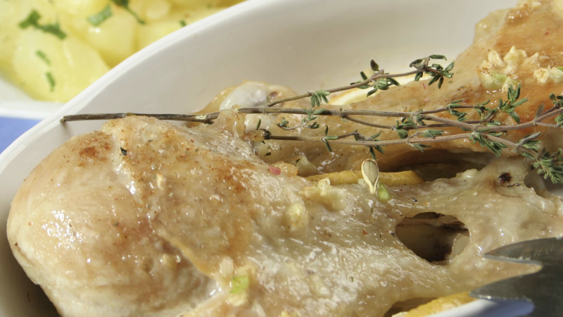 Rețetă de pulpe de pui cu usturoi și lămâie – un prânz cu care nu dai niciodată greș