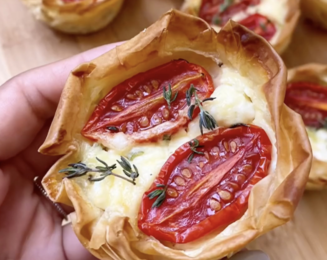 Un aperitiv minune: mini-tarte cu brânză și roșii cherry