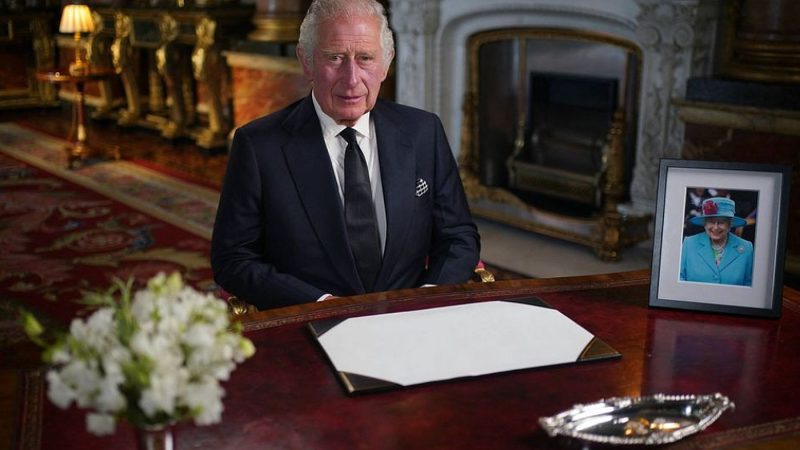 Charles, un rege extrem de pretențios. Le spune angajaților să-i calce șireturile. Și încă n-ați văzut nimic