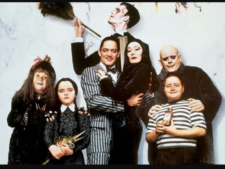 Nu doar George Burcea joacă în Familia Addams. Alina, Pepe, Crina Mardare, Furnica şi Zarug se costumează și ei