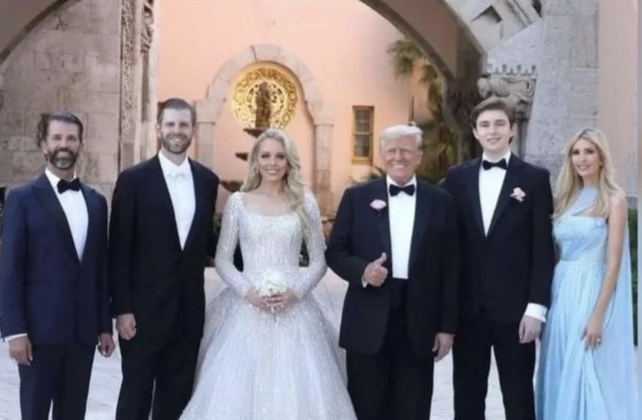 Imagini fabuloase de la nunta  mezinei lui Donald Trump. Fostul președinte glumește, dar parcă nu, cu ginerele: „Ar fi bine să ai grijă de ea!”
