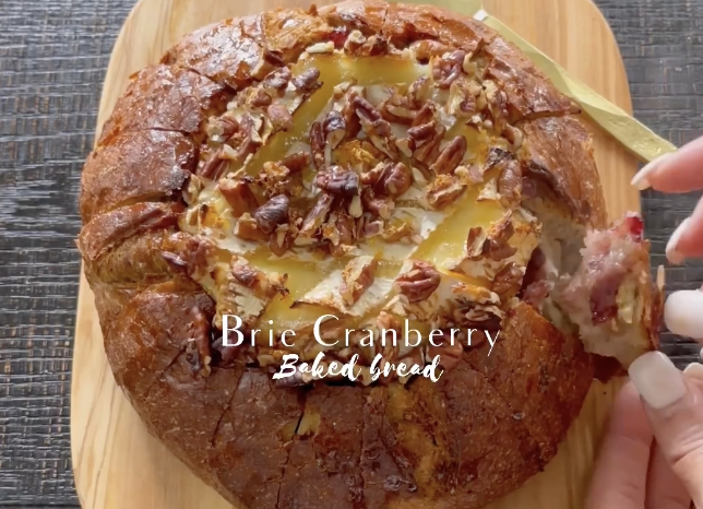 Pâine cu brie și afine la cuptor – un deliciu pentru serile friguroase