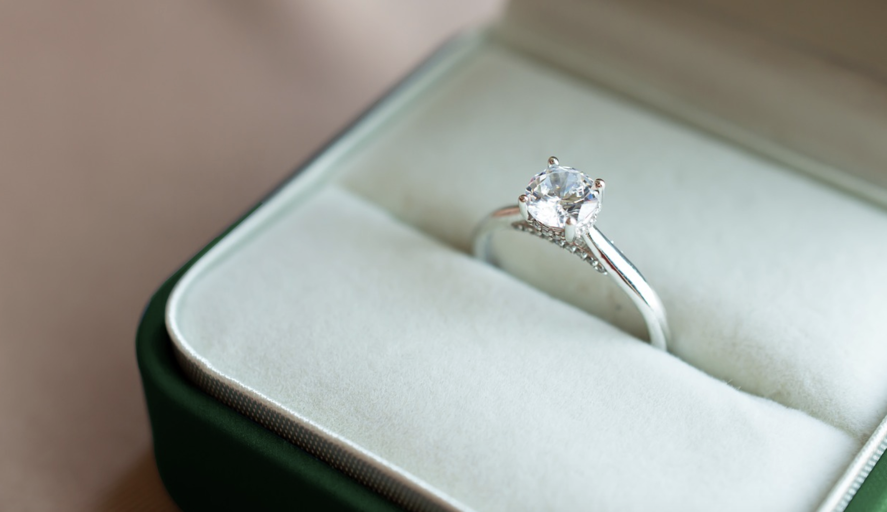 Soțul către soția supărată: „Știi magazinul ăla de bijuterii cu diamant? Ei bine…” Râzi cu lacrimi