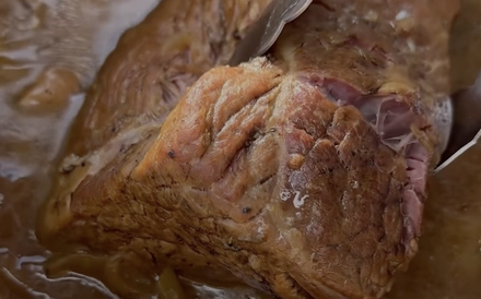 Răsfață-te de 1 decembrie cu această rețetă: Carne de vită gătită „leneș” cu ceapă și sos