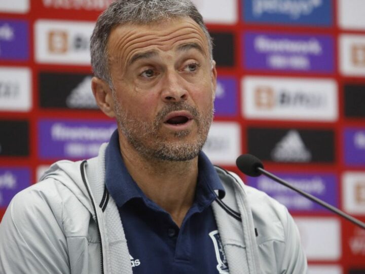 Antrenorul echipei de fotbal a Spaniei, Luis Enrique, îngenuncheat de durere. „Vei fi steaua care ne va ghida familia…”