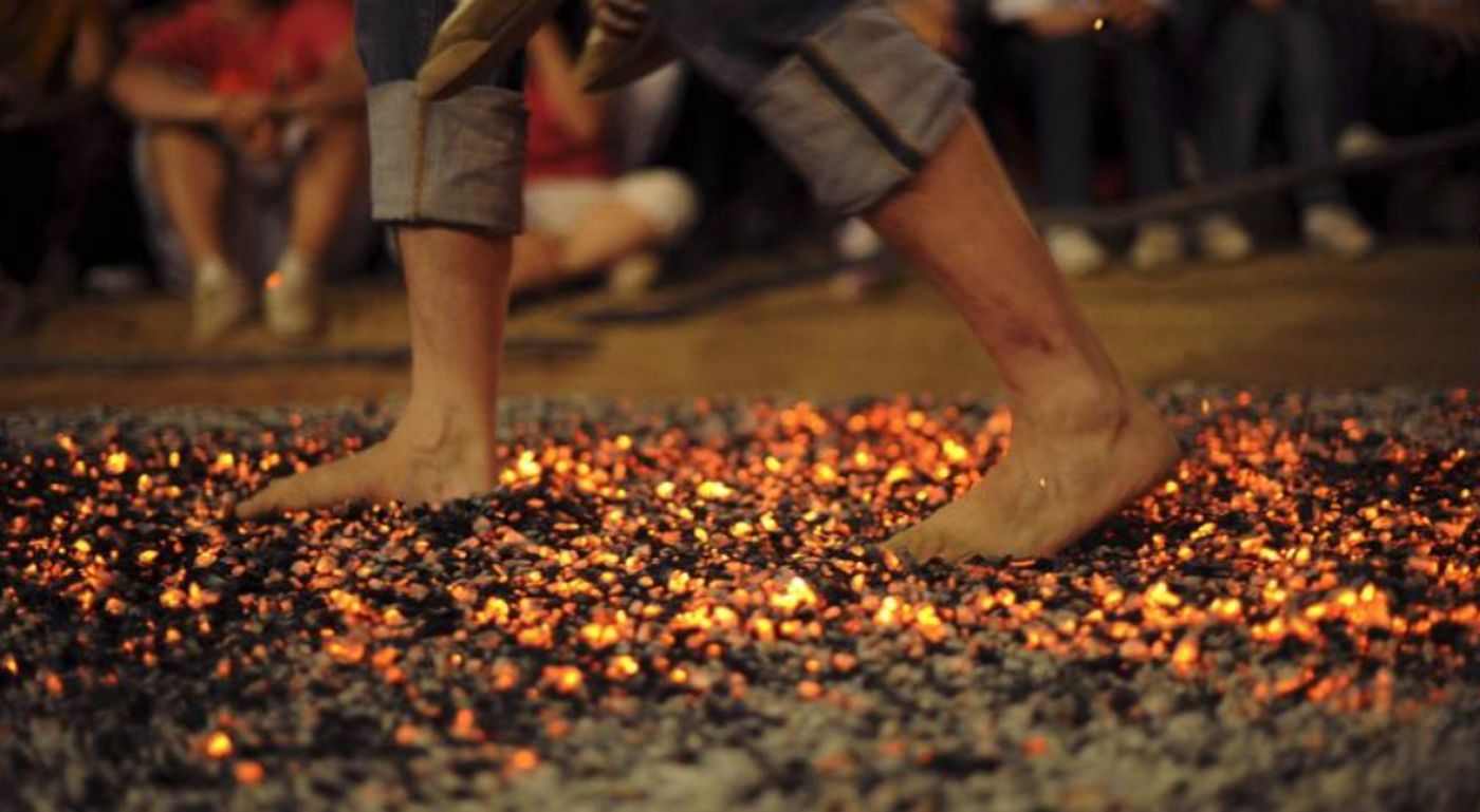 Cum să mergi pe cărbuni încinși fără să te arzi. Unul dintre puținele ritualuri care s-au păstrat de peste 3000 de ani