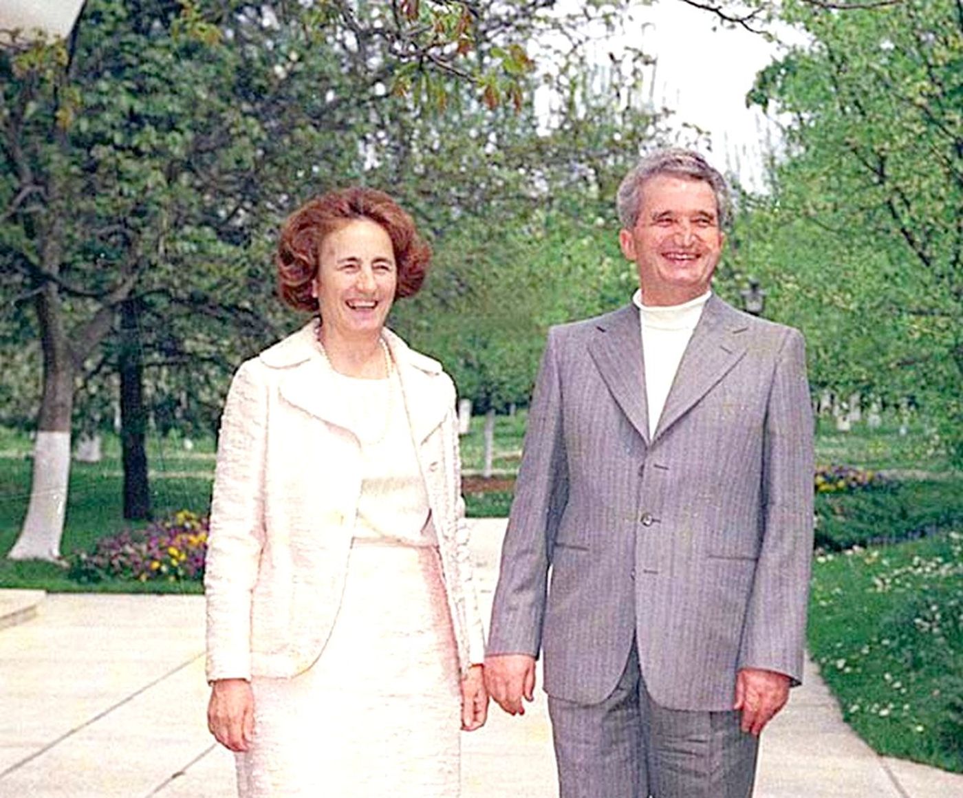 Cel mai tare banc din istoria bancurilor: „Nicolae și Elena Ceaușescu ajung în Rai. Acolo văd Mărul lui Adam și Leana zice…”