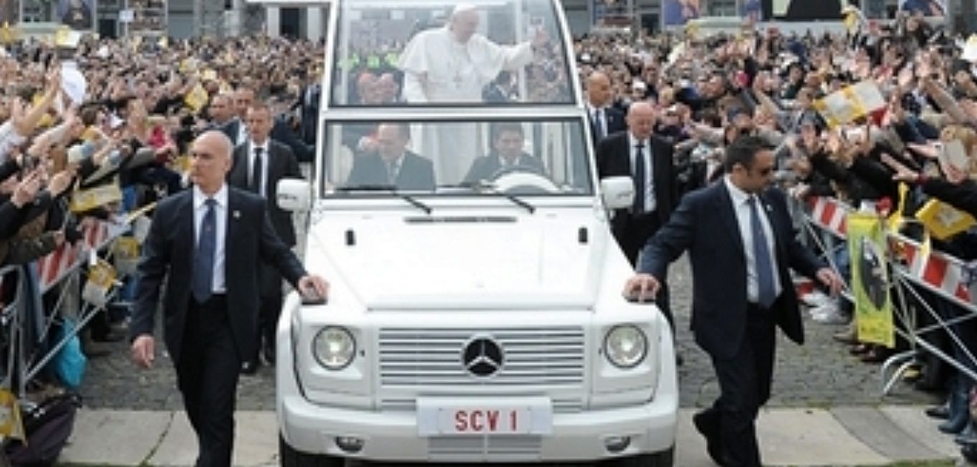 Mașina cu care circulă Vladimir Putin cântărește aproape șapte tone și are perdele de mătase