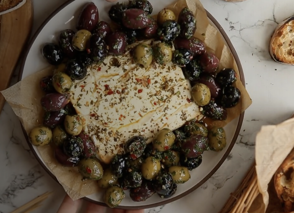 Măsline marinate cu brânză coaptă, un preparat de cinci stele!