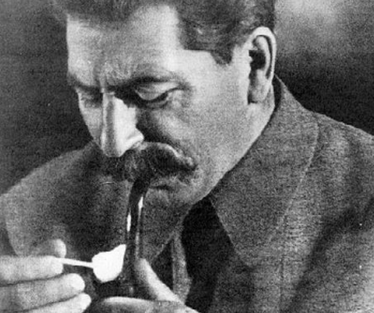 Pipa lui Stalin, din chihlimbar românesc – un banc memorabil!