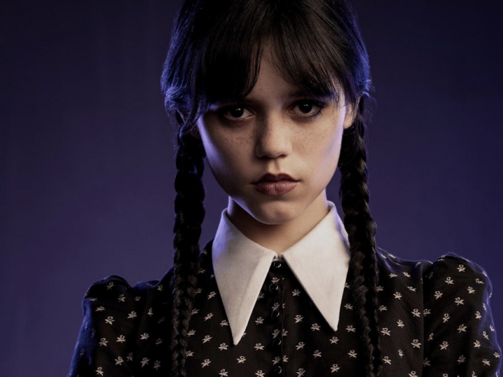 Ținutele lui Wednesday Addams, lecție de stil în negru pentru zilele moderne